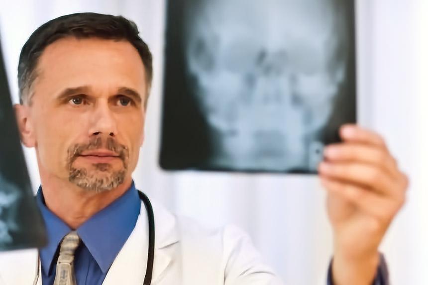 Le docteur examine des radiographies de l’Atlas désaligné