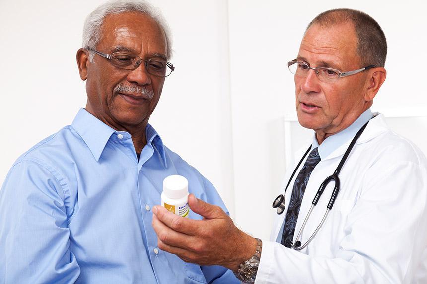 Le docteur prescrit des médicaments