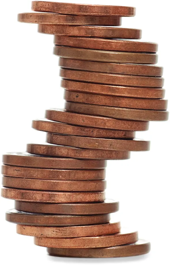 Pièces de monnaie désalignées représentant une mauvaise posture et le mal de dos Pièces de monnaie désalignées représentant une mauvaise posture et le mal de dos