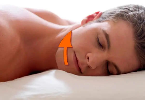 Homme dormant sur le ventre et position correcte pour dormir